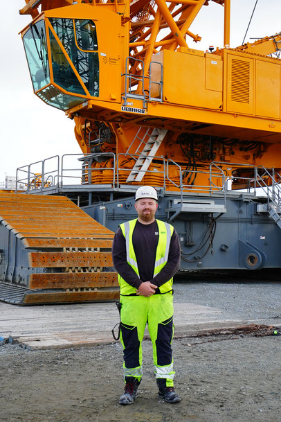 Four Giants go for Windpower: BMS Heavy Cranes assembles offshore wind turbines in Esbjerg